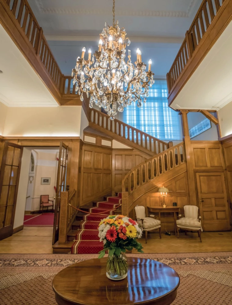 Behind the Grand Doors. Moscow Mansions in Photographs and Stories